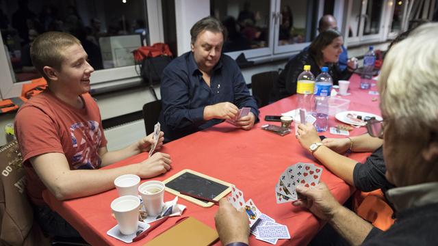 Des bénévoles de Nez Rouge attendent des appels, ce lundi 31 décembre 2018, dans la centrale de Bussigny (VD). [Keystone - Adrien Perritaz]