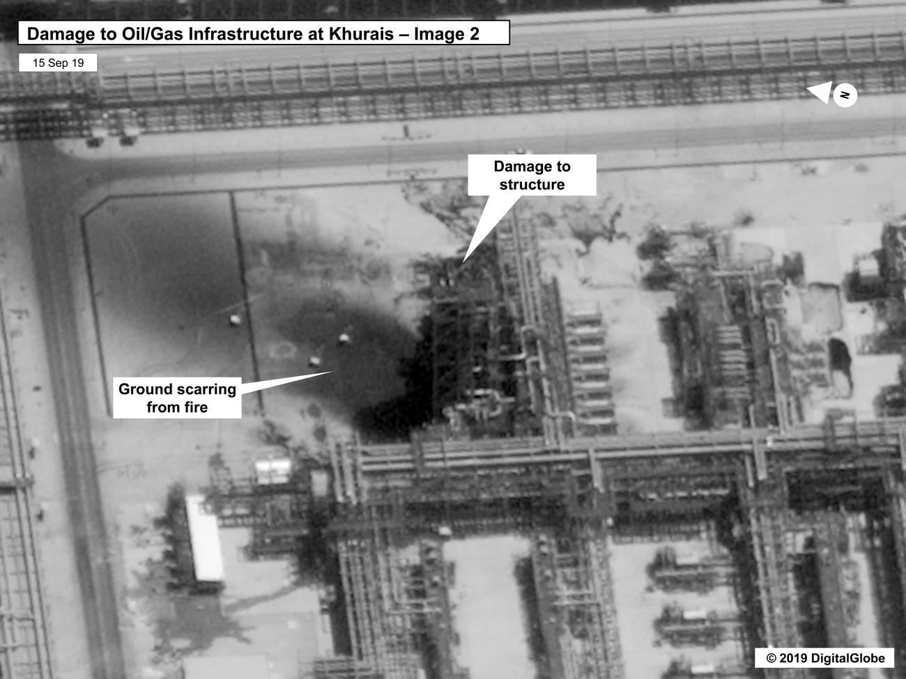 Le sol brûlé et une structure endommagée à Khurais (image 2, détail). [Keystone/EPA/Digital Globe - U.S. Government]