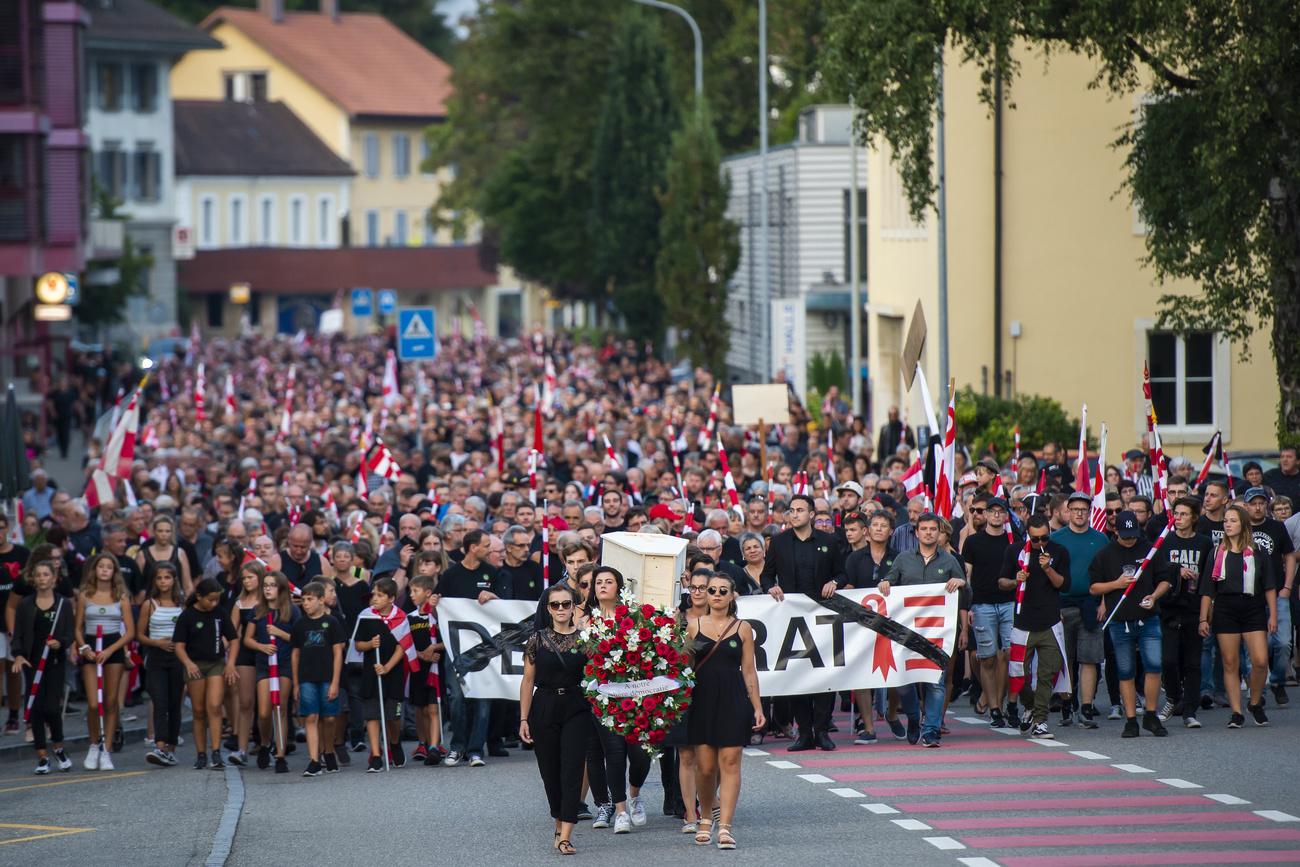 Le 30 août, les autonomistes ont marché en cortège pour protester contre l'annulation du vote sur le transfert de Moutier dans le canton du Jura. [Keystone - Jean-Christophe Bott]