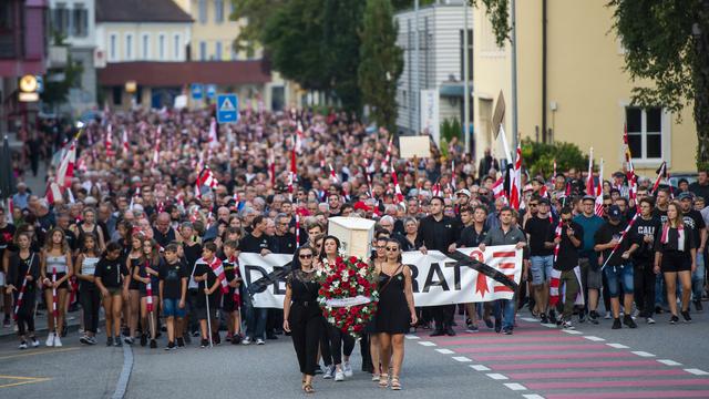 Le 30 août, les autonomistes ont marché en cortège pour protester contre l'annulation du vote sur le transfert de Moutier dans le canton du Jura. [Keystone - Jean-Christophe Bott]