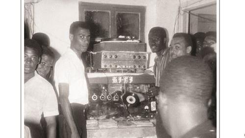 Le Jamaïcain King Tubby, roi du dub, devant son ampli chromé fait maison. [Natty Dread - DR]