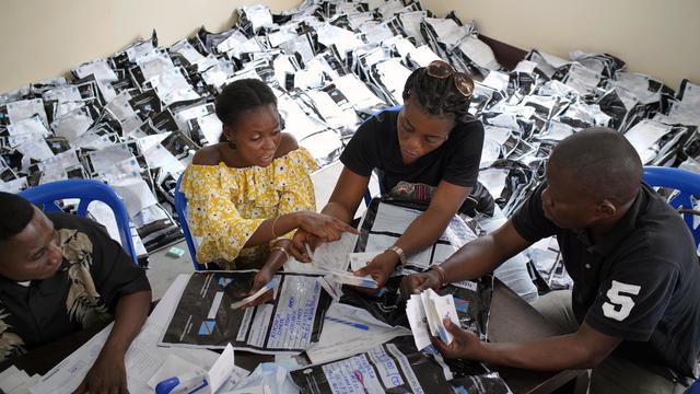 Des membres de la commission électorale de RDC dépouillent les bulletins. [AP/Keystone - Jerome Delay]