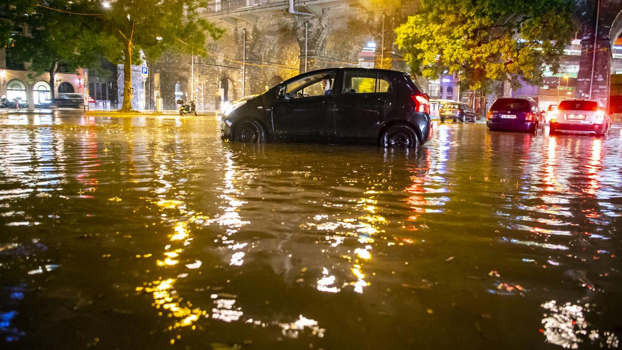 Plus de 40 mm de pluie sont tombés en seulement 10 minutes à Lausanne le 11 juin 2018. [Keystone - Valentin Flauraud]