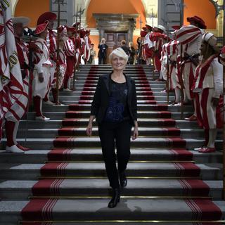 Isabelle Moret, entourée des Cent Suisses au Palais fédéral, le 02 décembre 2019. [Keystone - Anthony Anex]