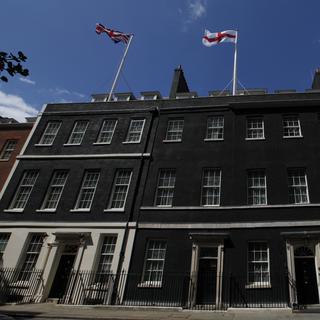 Les drapeaux du Royaume-Uni et de l'Angleterre au dessus de 10 Downing street [Reuters - Andrew Winning]