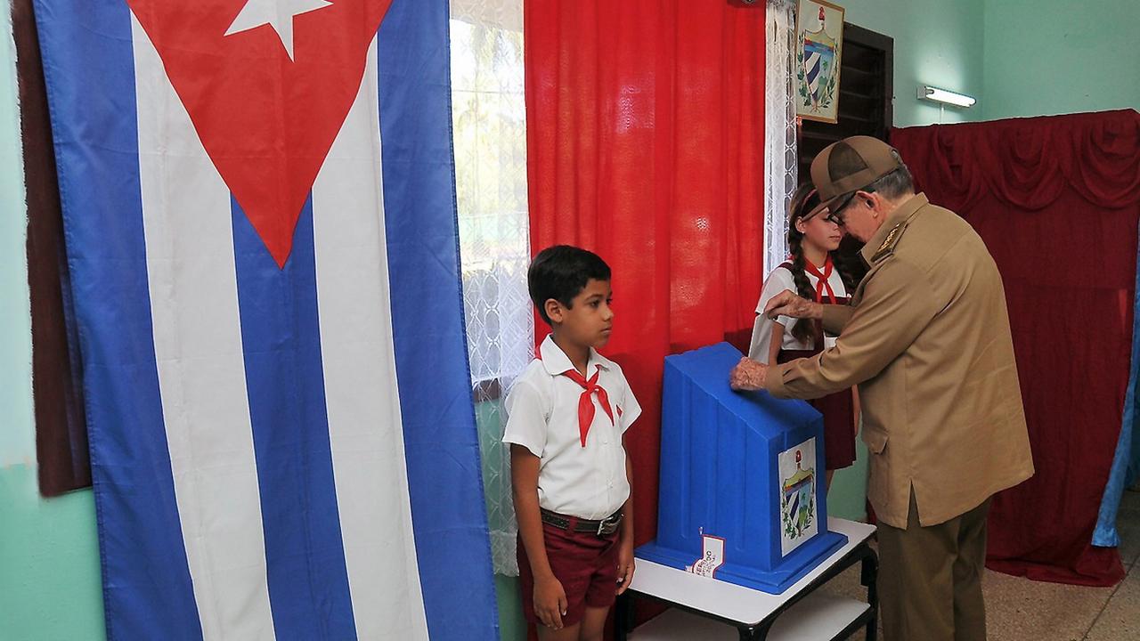 Un bureau de vote à Cuba. [Keystone - EPA/Estudio Revolucion]