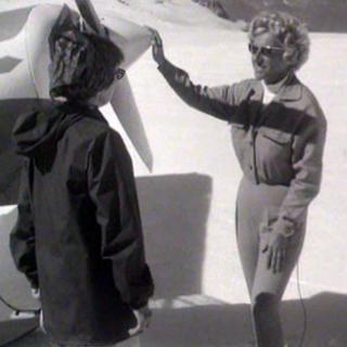 Sonya Hertig (à droite) fut la première femme pilote des glaciers.
Capture doc rts archive [RTS]
