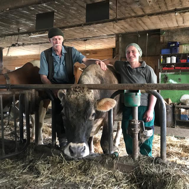 Therese Roos et Erwin Rensch, agriculteurs dans le village de Bauma dans le canton de Zurich. [RTS - Séverine Ambrus]