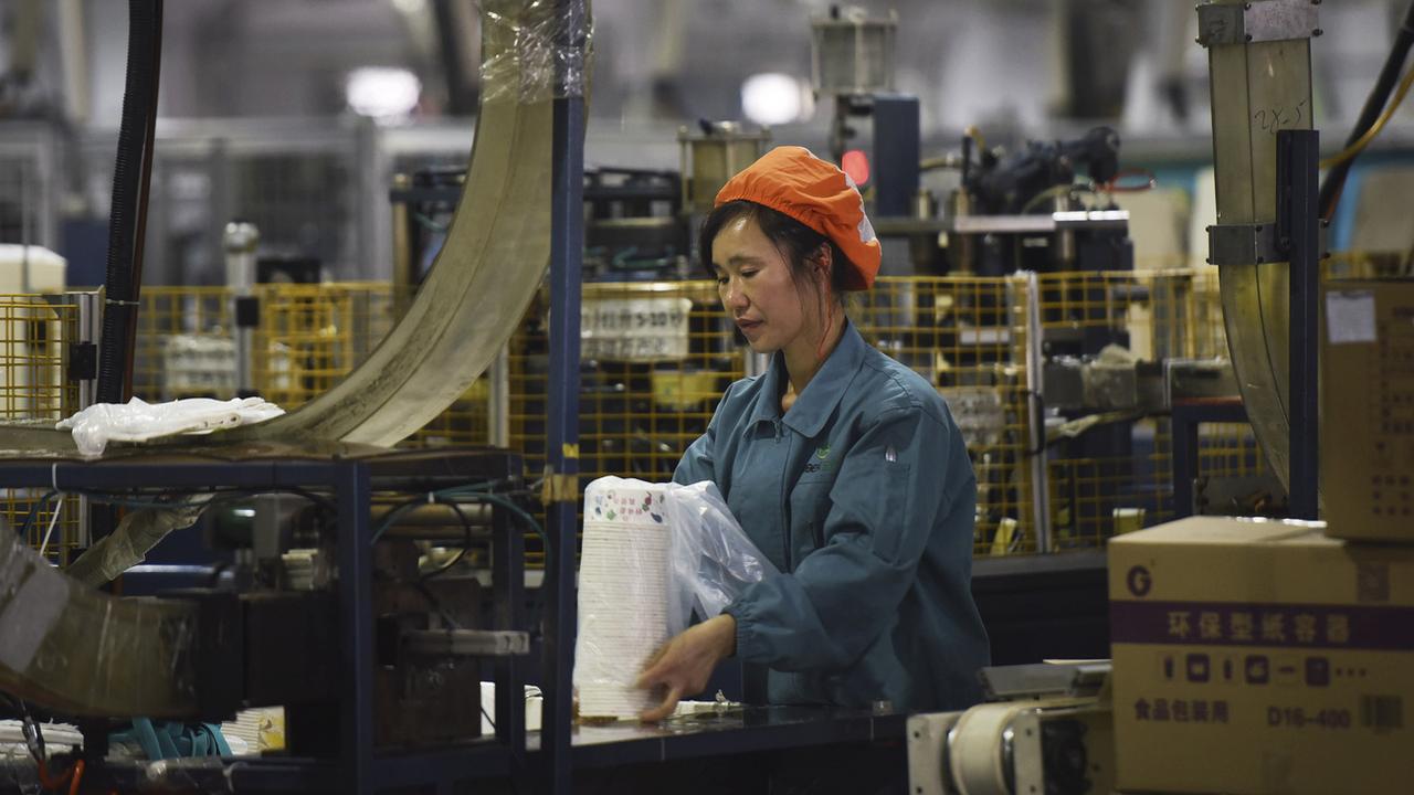 Une ouvrière chinoise dans une usine à Hangzhou, dans la province de Zhejiang. [Keystone - Chinatopix via AP]