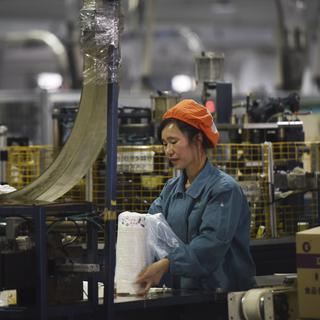 Une ouvrière chinoise dans une usine à Hangzhou, dans la province de Zhejiang. [Keystone - Chinatopix via AP]
