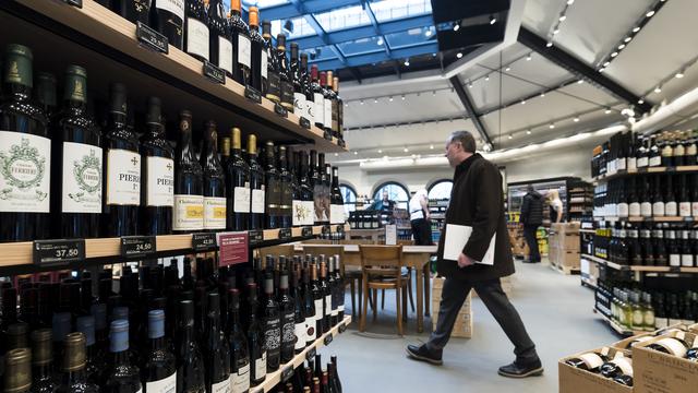 Le marché du vin est saturé et les Suisses en boivent de moins en moins. [Keystone - Jean-Christophe Bott]