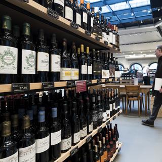 Le marché du vin est saturé et les Suisses en boivent de moins en moins. [Keystone - Jean-Christophe Bott]