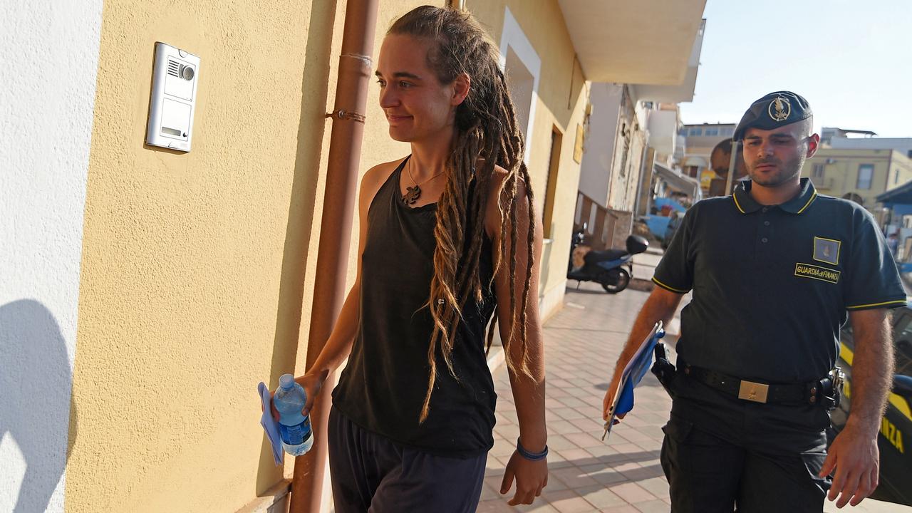 La capitaine du Sea-Watch 3, l'Allemande Carola Rackete arrive au QG de la police de Lampedusa, le 29 juin 2019. [Reuters - Guglielmo Mangiapane]