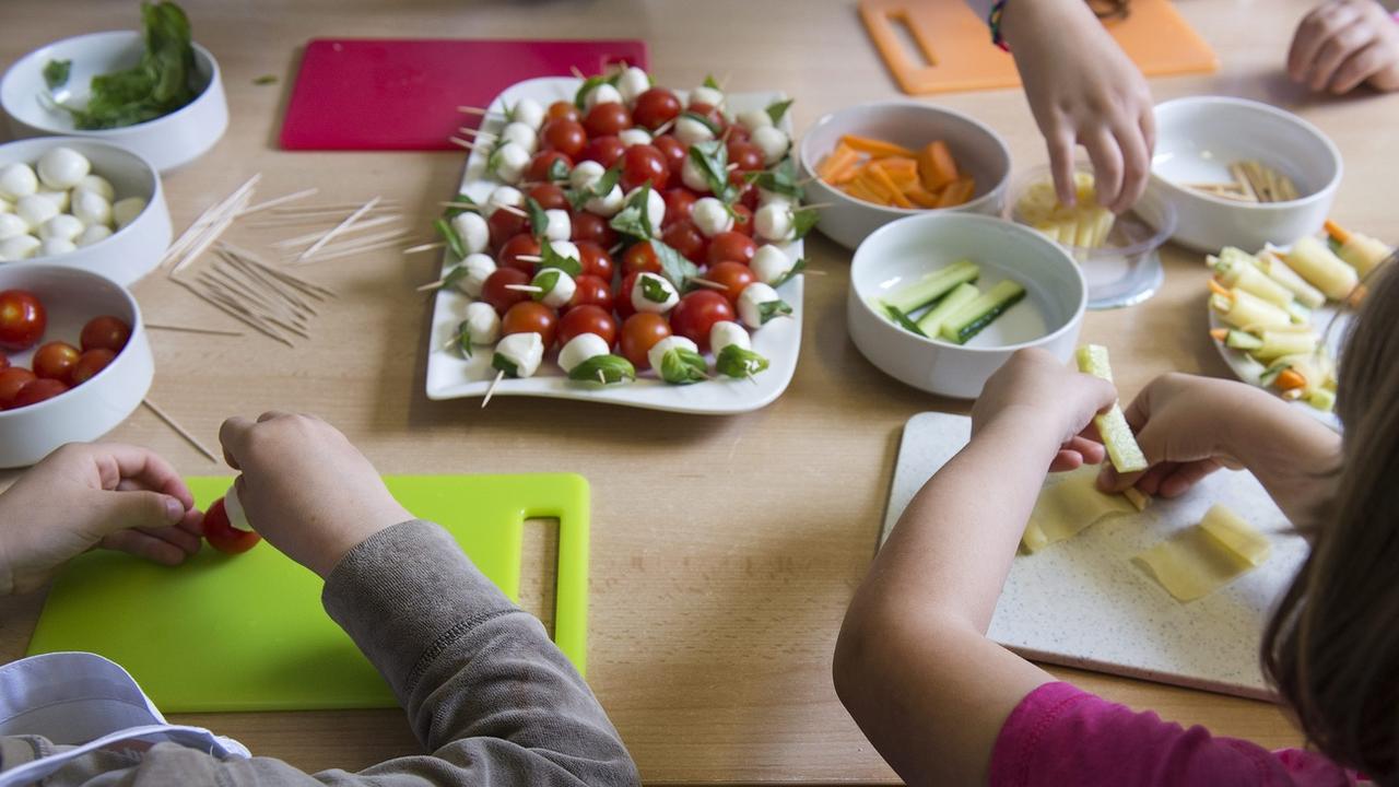 Les parents ne savent pas forcément quels aliments sont à risque pour les enfants en bas âge. [Keystone - Georgios Kefalas]