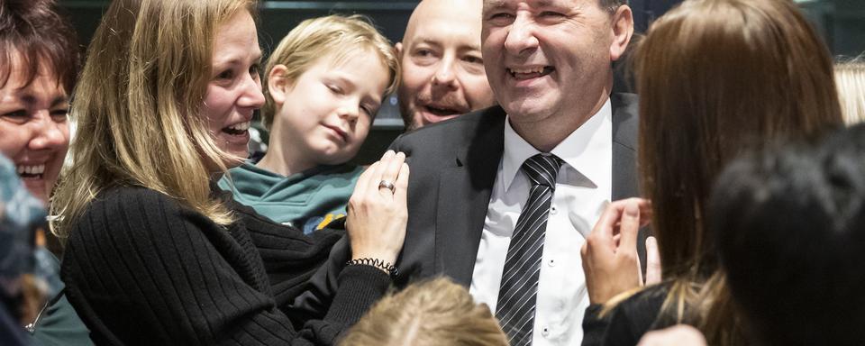 Werner Salzmann avec sa famille après son élection. [Keystone - Peter Klaunzer]