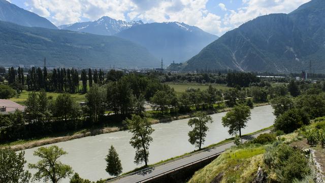 Une vue du Rhône à la hauteur de Fully (VS), où a débuté un chantier de la troisième campagne de correction de la digue. [Keystone - Jean-Christophe Bott]