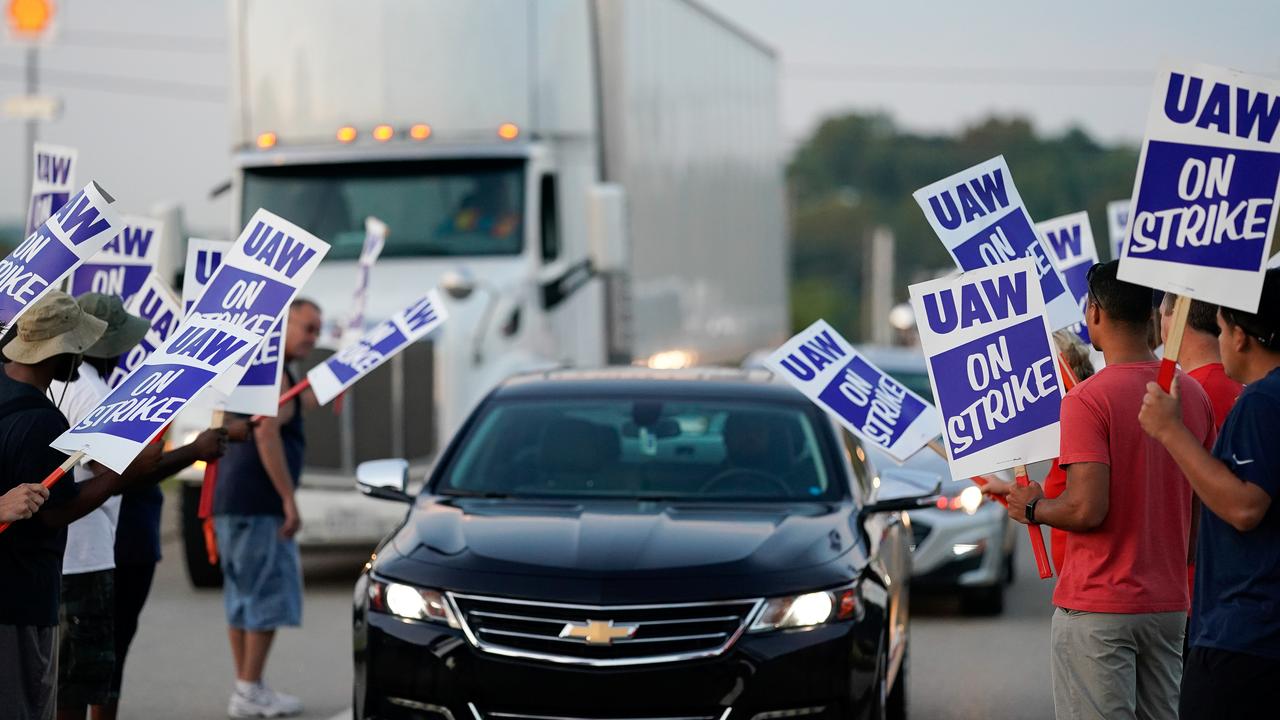 Les employés de General Motors entament lundi leur 4e semaine de grève pour obtenir de meilleurs salaires et avantages sociaux. [Bryan Woolston]