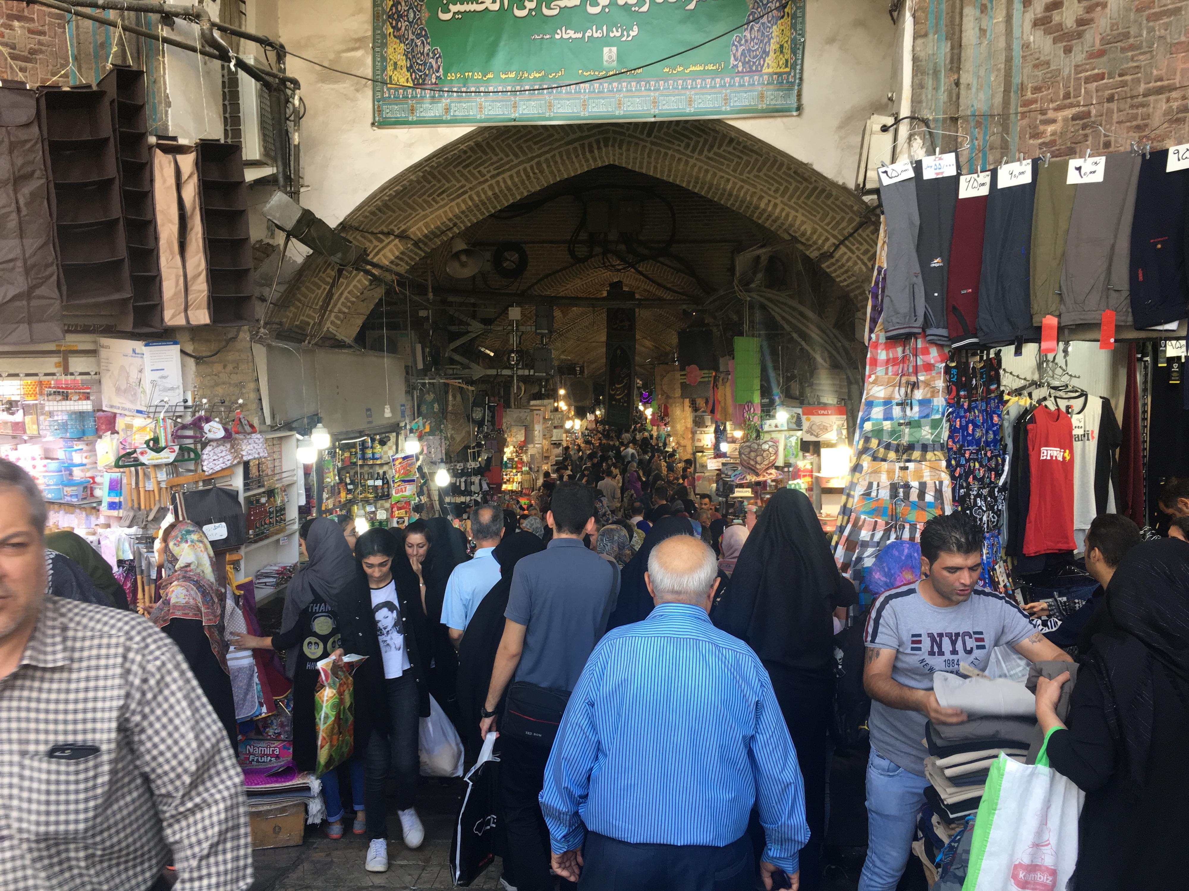 Le bazar de Téhéran est témoin de la baisse du pouvoir d'achat des Iraniens. [RTS - Anouk Henry]