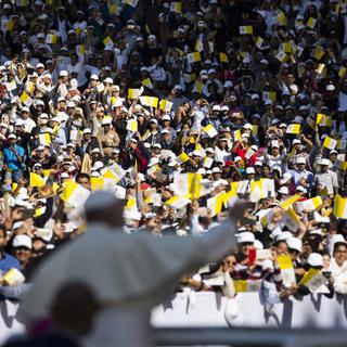 Le pape François a célébré une messe en plein air à Abu Dhabi devant des milliers de fidèles. [AFP/DPA - Gehard Hamdy]