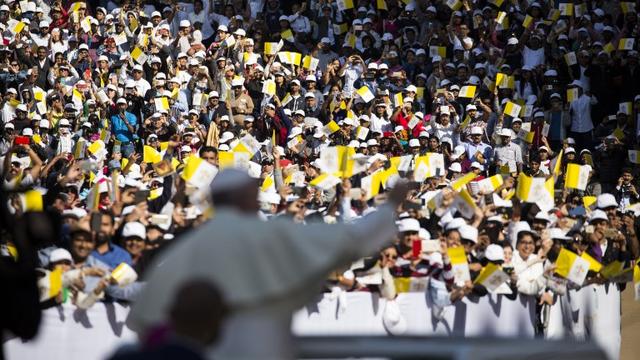 Le pape François a célébré une messe en plein air à Abu Dhabi devant des milliers de fidèles. [AFP/DPA - Gehard Hamdy]