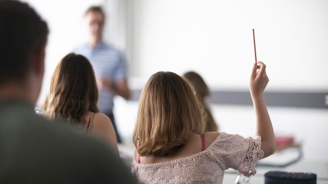 Un enseignant et des élèves d'une classe du secondaire supérieur. [Keystone - Gaetan Bally]