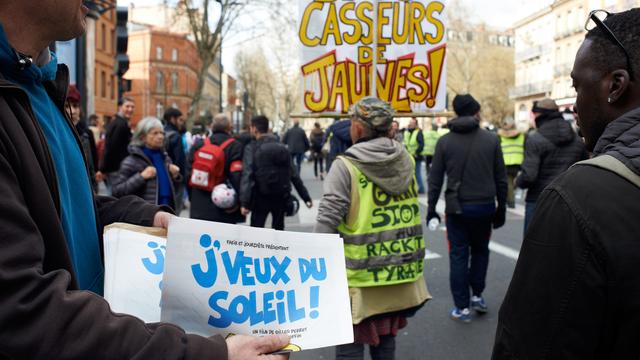 Un flyer pour le documentaire de François Ruffin, "J'veux du soleil", distribué pendant une manifestation des "gilets jaunes". [AFP - Alain Pitton/NurPhoto]