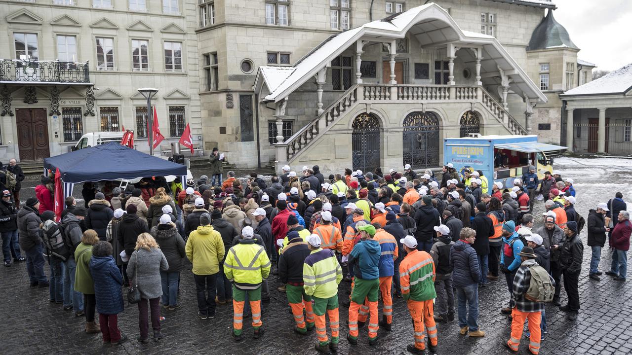200 salariés de la ville de Fribourg se sont rassemblés devant l'hôtel de ville pour protester contre la révision de la Caisse de prévoyance du personnel (CPPVF), le 29 janvier 2019. [Keystone - Adrien Perritaz]