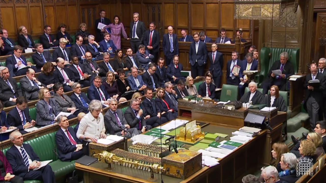 Theresa May s'exprime devant le Parlement britannique avant le vote crucial de mardi sur le Brexit. [AFP - HO / AFP / PRU]