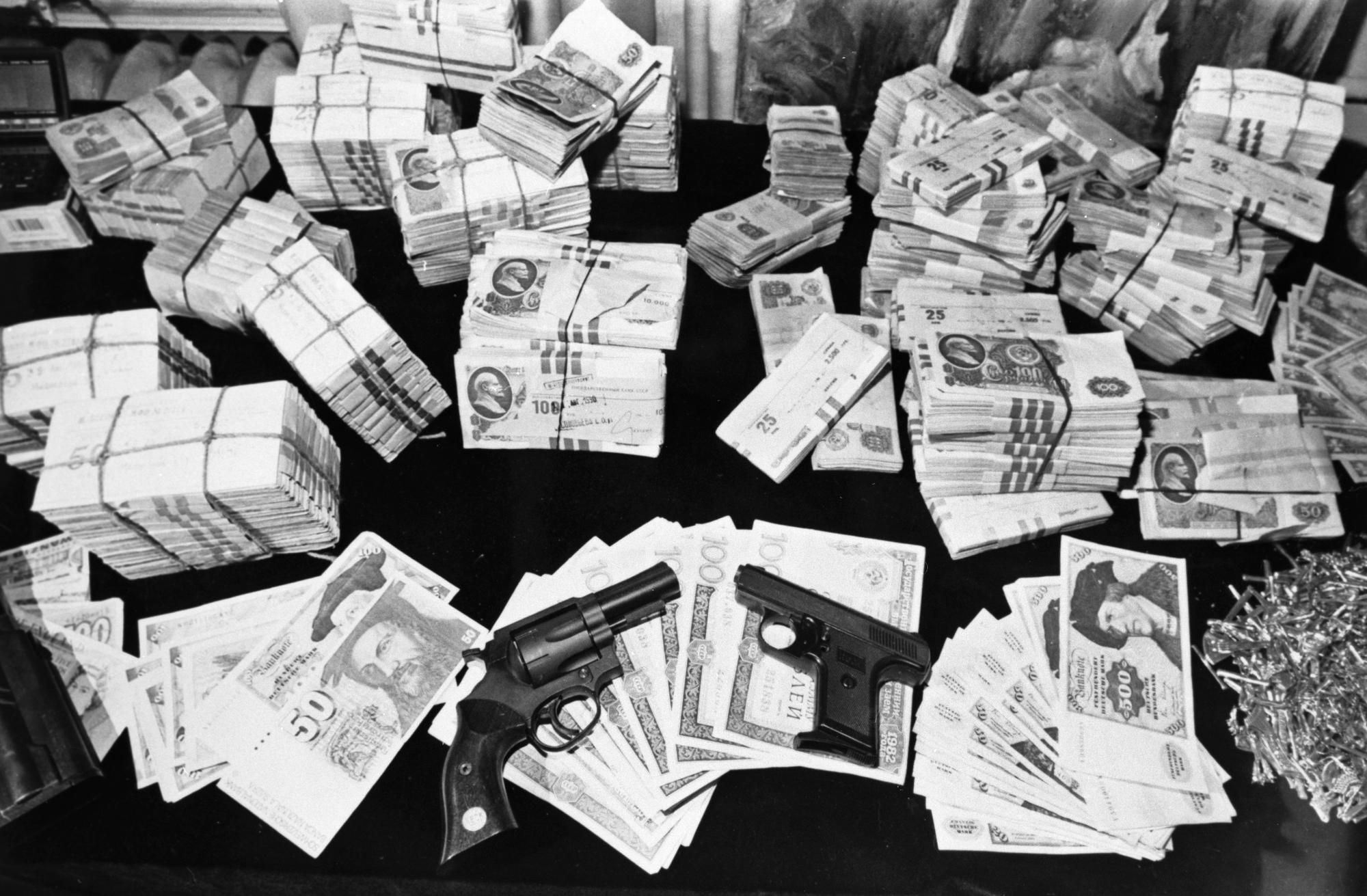 De l'argent et des armes trouvés par le département contre le crime organisé (OBP) russe en 1991. [AFP - Sputnik]