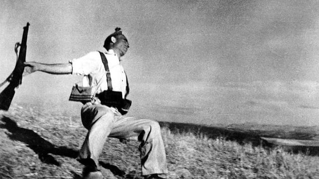 Mort d'un soldat républication. Photo de Robert Capa prise en 1936 durant la Guerre d'Espagne. [DP]