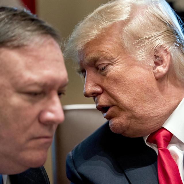 Donald Trump (droite) glisse un mot à l'oreille de son secrétaire d'Etat Mike Pompeo, en août 2018 à Washington. [AP Photo - Andrew Harnik]