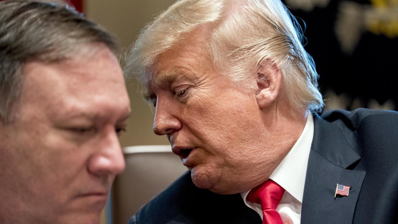 Donald Trump (droite) glisse un mot à l'oreille de son secrétaire d'Etat Mike Pompeo, en août 2018 à Washington. [AP Photo - Andrew Harnik]