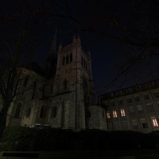 La cathédrale Saint-Pierre, à Genève, lors de la "Earth Hour" en mars 2016. [Keystone - Salvatore Di Nolfi]