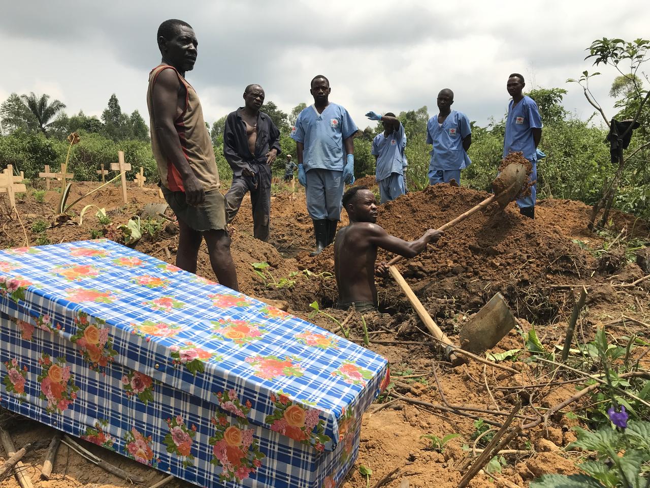 Des coutumes funéraires bouleversées. À Béni, on ne peut plus toucher le corps des défunts suspectés d’avoir contracté Ebola. C’est le rôle de la Croix-Rouge, qui offre aux victimes d’Ebola des enterrements dignes et sécurisés (EDS). [RTS - Joelle Cachin]