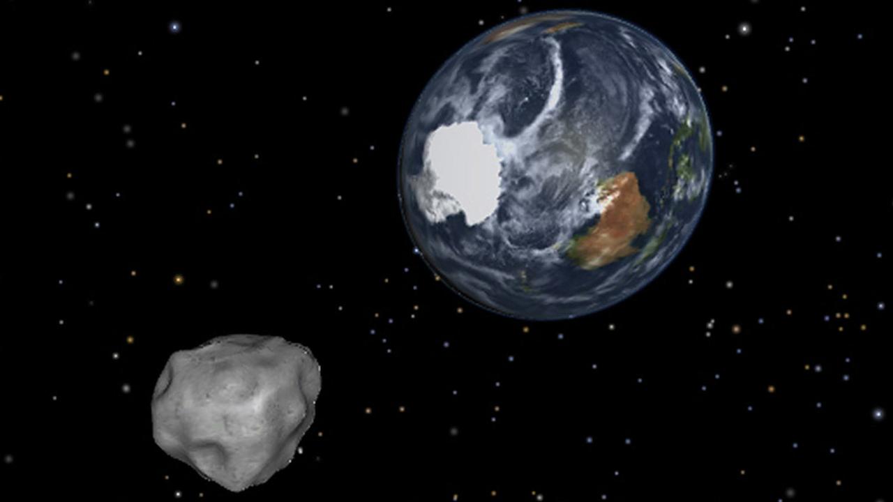 Une simulation du passage de l'astéroïde 2012 DA14 passant à près de 27'000 kilomètres de la Terre, le 15 février 2013. [AP - NASA/JPL-Caltech]