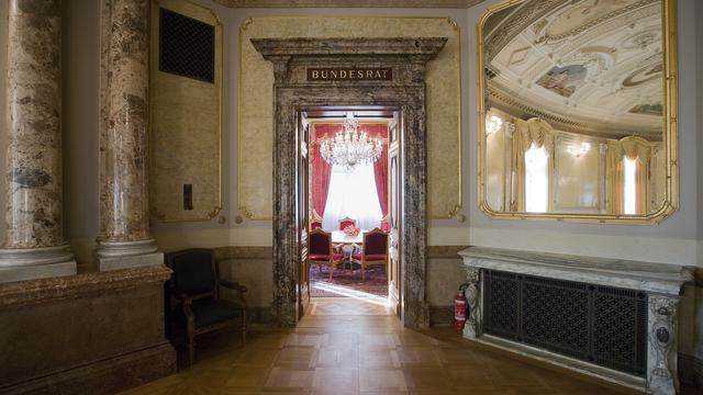 L'entrée du salon du Conseil fédéral dans la salle des pas perdus du Parlement. [Keystone - Gaëtan Bally]