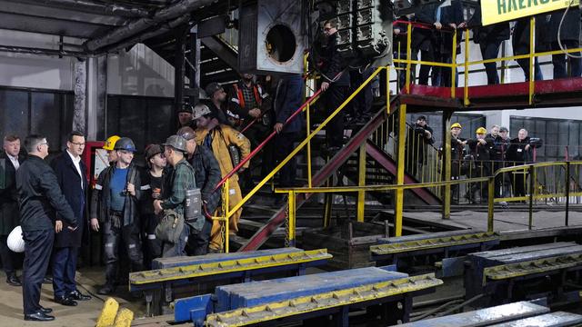 Le premier ministre polonais en visite dans une mine de charbon à Staszic. [EPA/Keystone - Andrzej Grygiel]