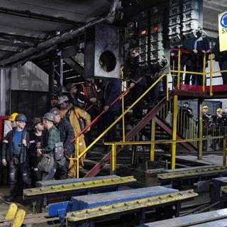 Le premier ministre polonais en visite dans une mine de charbon à Staszic. [EPA/Keystone - Andrzej Grygiel]