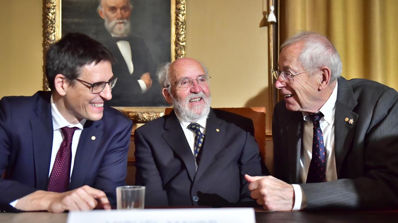 Les astrophysiciens suisses Didier Queloz et Michel Mayor avec la Canado-américain James Peebles, lors de la remise de leur Prix Nobel, le 10 décembre 2019 à Stockholm. [EPA/Keystone - Jonas Ekstromer]