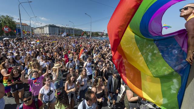 Plus de 30'000 personnes ont participé à la Marche des fiertés à Genève. [Keystone - Martial Trezzini]