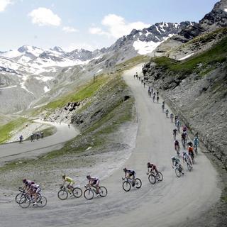 Le Tour de France sur le col de l'Iseran, en 2007. [AP Photo/Keystone - Bas Czerwinski]