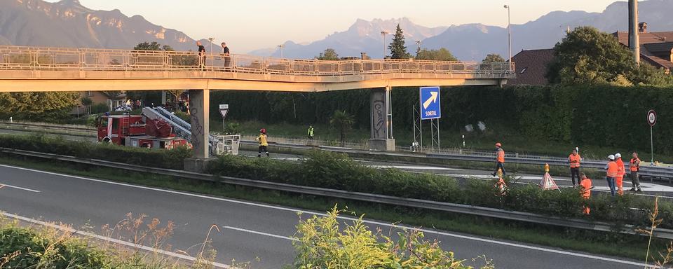 Policiers et pompiers s'activent autour de la passerelle endommagée. [RTS - Maude Richon]