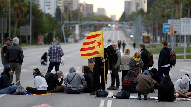 Des manifestants catalans bloquent l'avenue Diagonal de Barcelone durant la journée de grève générale, le 18 octobre 2019. [Reuters - Rafael Marchante]