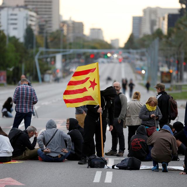 Des manifestants catalans bloquent l'avenue Diagonal de Barcelone durant la journée de grève générale, le 18 octobre 2019. [Reuters - Rafael Marchante]