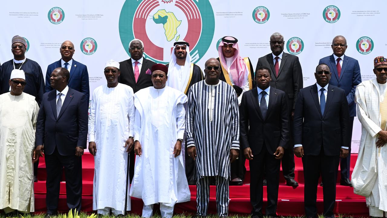 Les dirigeants de la Communauté économique des Etats de l'Afrique de l'Ouest lors de leur sommet à Ouagadougou. [AFP - Issouf Sanogo]