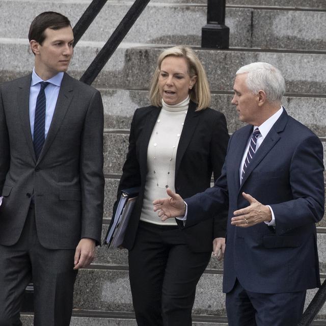 Jared Kushner, gendre et conseiller de Trump (gauche), Kirstjen Nielsen, secrétaire à la Sécurité intérieure (centre), et le vice-président Mike Pence (droite), samedi à Washington.