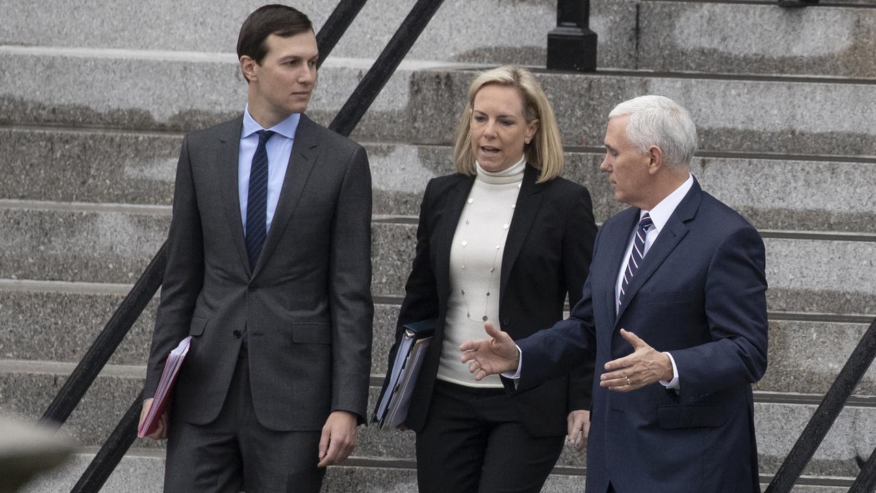 Jared Kushner, gendre et conseiller de Trump (gauche), Kirstjen Nielsen, secrétaire à la Sécurité intérieure (centre), et le vice-président Mike Pence (droite), samedi à Washington.
