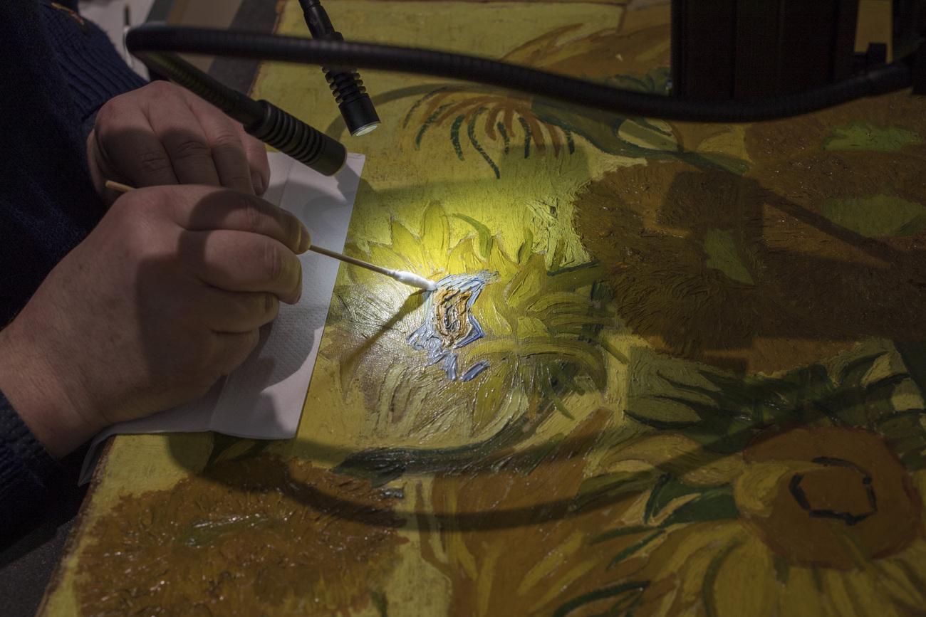 René Boitelle, restaurateur principal des tableaux du Musée Van Gogh d'Amsterdam, a travaillé pendant six semaines sur "Les Tournesols". Cette œuvre va encore être étudiée pendant cinq semaines afin d'effectuer un recherche exhaustive sur son état de conservation. [Keystone/ap - Peter Dejong]