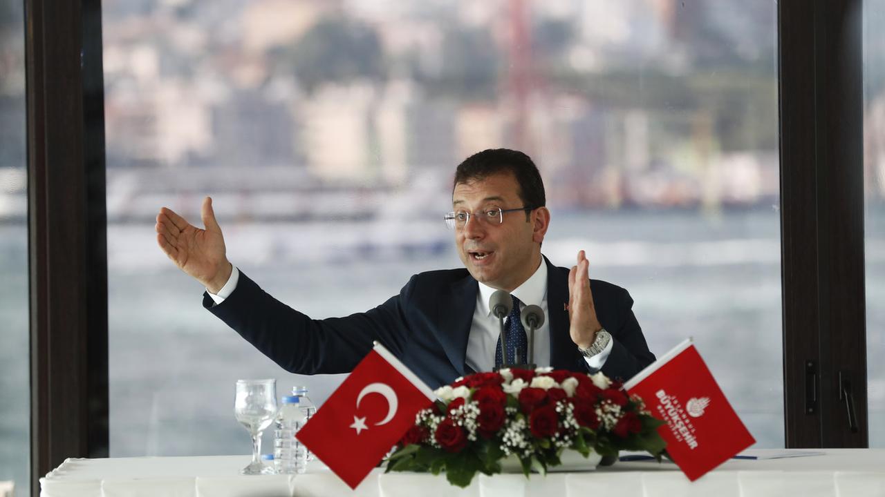 Le maire d'Istanbul Ekerm Imamoglu s'attaque aux réseaux clientélistes de l'AKP du président Erdogan. [Keystone - Lefteris Pitarakis]