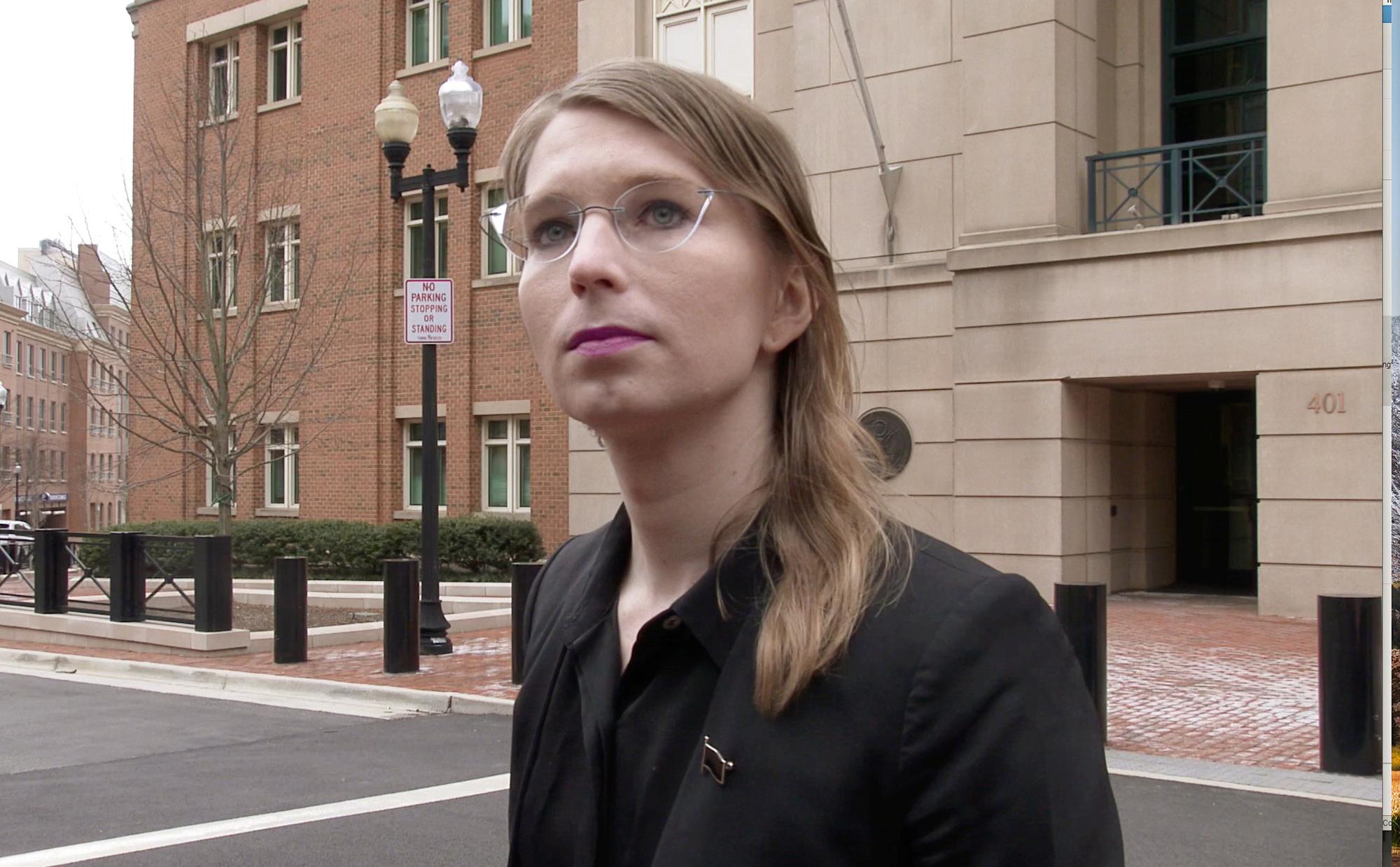 Chelsea Manning, ex-analyste du renseignement américain, la veille de sa parution devant un grand jury supervisant une enquête sur WikiLeaks. Alexandria, Virginie, le 8 mars 2019. [Reuters/News2Share - Ford Fischer]